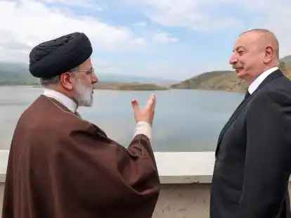Der iranische Präsident Ebrahim Raisi (l) und sein aserbaidschanischer Amtskollege Ilham Aliyev bei der Einweihung des Staudamms von Qiz Qalasi an der iranisch-aserbaidschanischen Grenze.