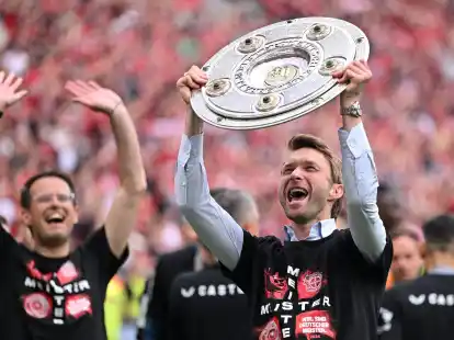 Simon Rolfes (r)&nbsp;hat seinen Vertrag erst im Herbst bis 2028 verl&auml;ngert.