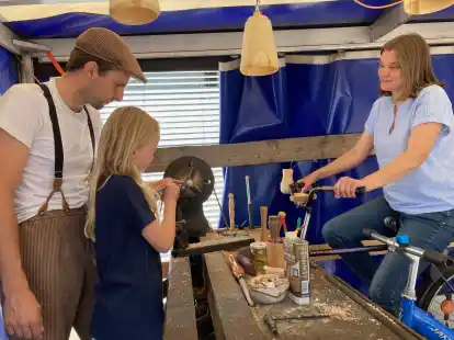 Gemeinsam beim Drechseln: Die Mutter tritt in die Pedalen und sorgt f&uuml;r den Antrieb.