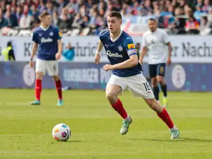 Kiels Philipp Sander wechselt nach dem Bundesliga-Aufstieg nach Gladbach.