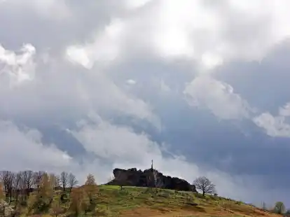 Dunkle Wolken ziehen über die Gegensteine im Harzvorland.