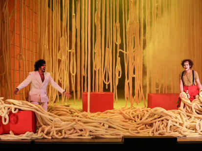Von der Reise in das mit überdimensionalen Spaghetti gefüllte Reich einer Köchin: Ian Spinetti (links) und Fabian Düberg