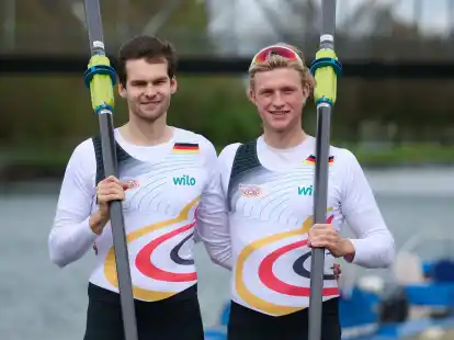 Julius Christ (l) und S&ouml;nke Kruse haben sich im Zweier ohne Steuermann f&uuml;r die Olympischen Spiele in Paris qualifiziert.