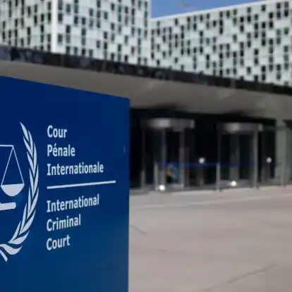 Der Chefankläger des Internationalen Strafgerichtshofs hat Haftbefehle unter anderen gegen Israels Ministerpräsidenten und gegen den Anführer der Terrororganisation Hamas im Gazastreifen beantragt.