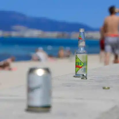 Leere Flaschen und Dosen am Strand auf Mallorca.