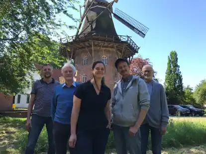 K&uuml;mmern sich um die &bdquo;alte Dame&ldquo;: M&uuml;hlenwart Manfred Deke, Vereinsmitglied Menno Poppinga, die neuen Helfer Helena Zorn und Jan-Renko Klebert sowie der stellvertretende Vorsitzende des Emder M&uuml;hlenvereins, Remmer Edzard, vor der Vrouw-Johanna-M&uuml;hle in Emden.