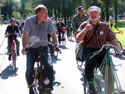 Immer wieder ein besonderer Anblick: Die Pedersen-Freunde um Otto Renken (rechts) bei einer Ausfahrt.