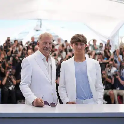 Schauspieler Kevin Costner (l) und sein Sohn Hayes bei den 77. Internationalen Filmfestspielen in Cannes.