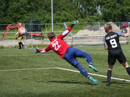 Da fliegt er: Middels Torwart Siegfried John machte sich ganz lang, Hintes Arne Dirks hofft auf ein Tor f&uuml;r sein Team.