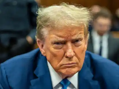 Der Vorwurf: Trump soll 130.000 Dollar Schweigegeld an eine Pornodarstellerin gezahlt und den Geldfluss danach falsch verbucht haben.