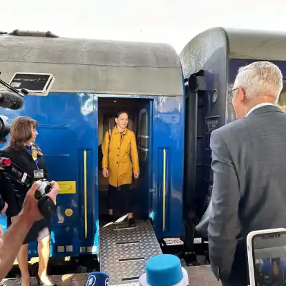 Außenministerin Annalena Baerbock wird bei der Ankunft am Bahnhof Kiew vom deutschen Botschafter Martin Jäger und einer Vertreterin des ukrainischen Protokolls empfangen.