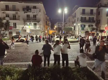 Menschen harren in Neapel aus Angst vor weiteren Erdstößen auf der Straße aus.