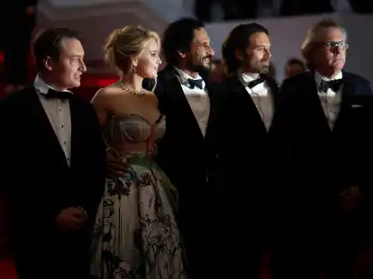 Gabriel Sherman (l-r), Maria Bakalova, Regisseur Ali Abbasi, Sebastian Stan und Martin Donovan nach der Premiere des Films «The Apprentice» in Cannes.