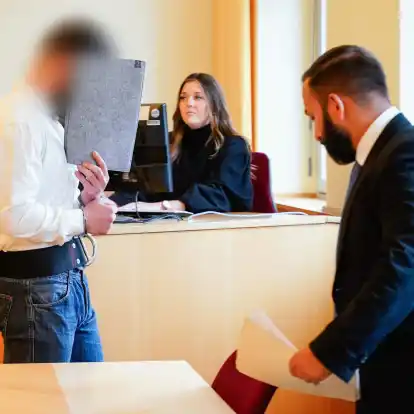 Einer der Angeklagten im Verhandlungssaal des Amtsgerichts Ludwigshafen.