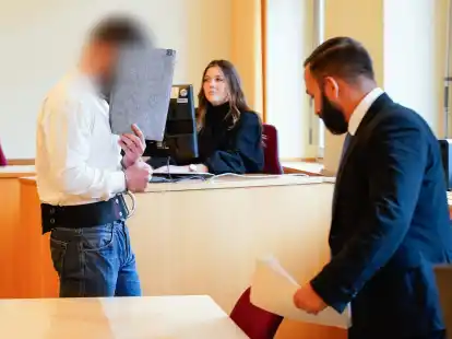 Einer der Angeklagten im Verhandlungssaal des Amtsgerichts Ludwigshafen.