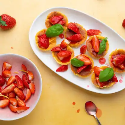 Erdbeerliebe: Aus weißer Schokolade, Doppelrahmfrischkäse, Eiern, Erdbeeren und Basilikum lassen sich aromatische Cheesecakes zubereiten.