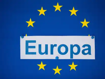 Die Flagge der Europäischen Union mit der Aufschrift „Europa“