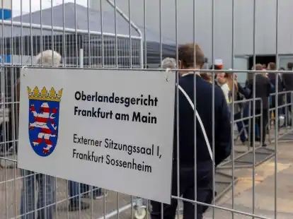 In Frankfurt hat der Prozess gegen die mutmaßliche «Reichsbürger»-Gruppe um Prinz Reuß begonnen.