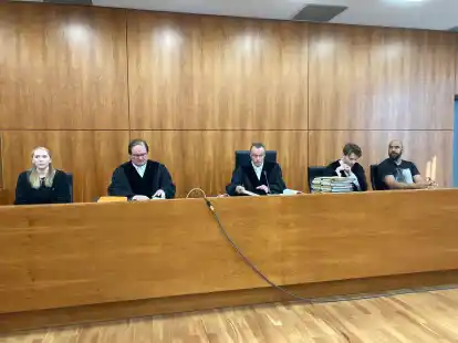 Die 1. Gro&szlig;e Jugendkammer des Landgerichts Kassel vor Beginn der Verhandlung im Fall der get&ouml;teten 14-J&auml;hrigen aus Bad Emstal.