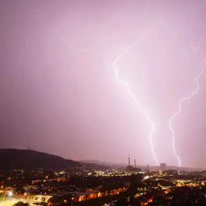 Zwei Blitze entladen sich bei einem  Gewitter über Stuttgart.