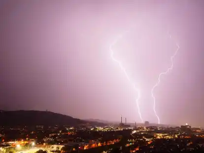 Zwei Blitze entladen sich bei einem  Gewitter über Stuttgart.