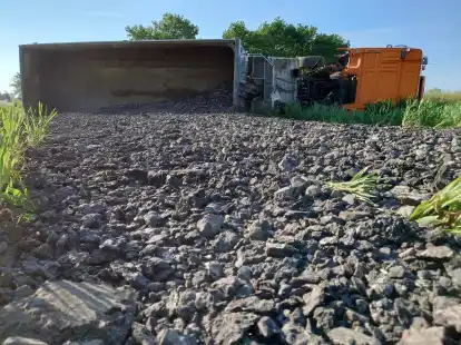 Der Kieslaster kippte auf die Seite. Der Fahrer wurde schwer verletzt.
