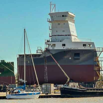 Wächst schnell auf der Helling der Leeraner Werft: der Spezialfrachter „FWN Antartctic“.