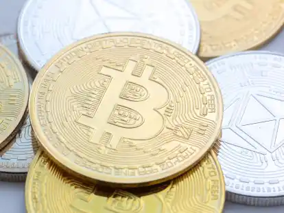 Mit dem Anstieg nähert sich der Bitcoin seinem bisherigen Rekordstand von rund 73.800 Dollar an.
