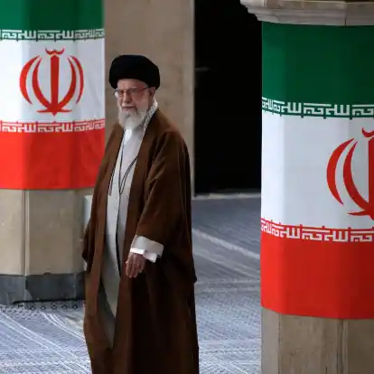 Noch gilt er als der mächtigste Mann des Landes: Ajatollah Ali Chamenei, der Oberste Religionsführer im Iran.