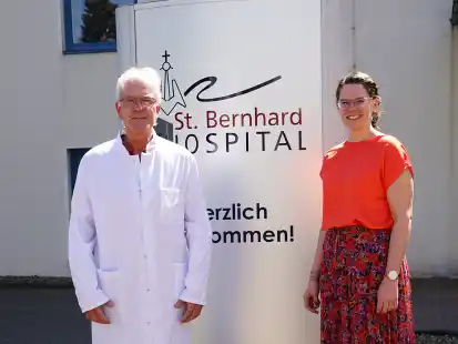 Neuzugang am St.-Bernhard-Hospital: Klinikmanagerin Imke Siemers freut sich auf die Zusammenarbeit mit Dr. Mathias Schulz.