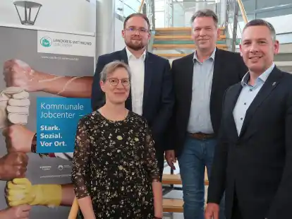 Claudia Lütkemeier (v. l.), Henning Wessels, Thomas Hein und Andreas Bruns stellten in Wittmund die gemeinsame Arbeitsmarktumfrage vor.