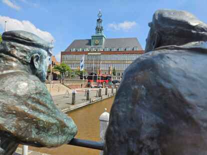 Ob den Delftspuckern beim Blick aufs Alte Rathaus wohl eine Idee kommt, wie die Stadt Emden ihre Finanzklemme bewältigen kann?