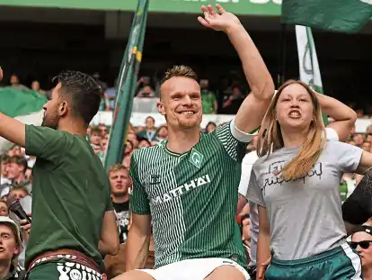 Werders Christian Groß ließ sich am Samstag im Weserstadion feiern. Nun sagt er auch noch mal in seinem alten Heimat-Landkreis zum Karriere-Ende „Tschüs“.