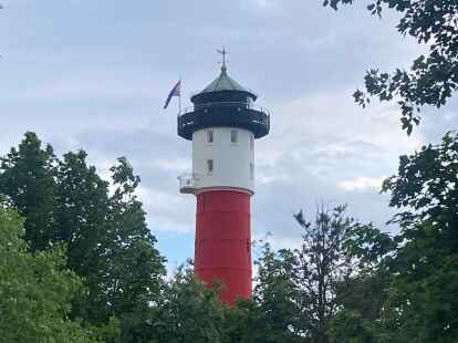 <p>Am Pfingstmontag wehte wieder die Flagge des Oldenburger Landes auf dem Alten Leuchtturm. Wangerooge feierte die Wiedereröffnung des Museums und begrüßte den neuen Leuchtturmwärter.</p>