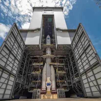 Die neue Trägerrakete der Ariane 6 auf dem europäischen Weltraumbahnhof in Französisch-Guayana.