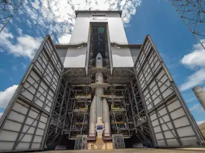 Die neue Trägerrakete der Ariane 6 auf dem europäischen Weltraumbahnhof in Französisch-Guayana.
