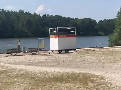 Dieser DLRG-Wachwagen wurde beschmiert, ist aber mittlerweile wieder ges&auml;ubert.