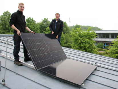 Das Dach der Mensa an der Johann-Comenius-Oberschule in Cloppenburg bekommt auch eine Photovoltaikanlage. Lukas Peek (links) und Jens Bockhorn von der Firma Wessels Regeltechnik aus Vrees sind dafür zuständig.