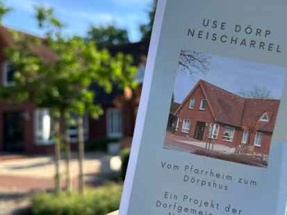 Mitmach-Projekt: Aus dem Neuscharreler Pfarrheim soll ein „Dörpshus“ werden. Über die Entwicklung und Pläne informiert der neue Verein jetzt kompakt in einem Flyer.