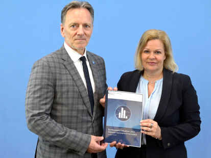 BKA-Chef Holger Münch und Bundesinnenministerin Nancy Faeser (SPD) präsentieren die Statistik zur politisch motivierten Kriminalität im Jahr 2023.