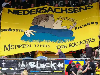 Dieses homophobe Plakat hatten Delmenhorster Zuschauer im Spiel gegen Kickers Emden gezeigt.