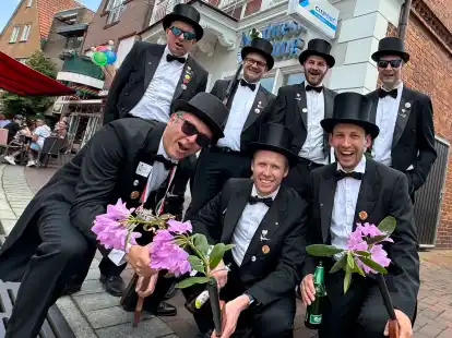 Gildefest Wildeshausen 2024: Bevor sie zum Ausmarsch Richtung Krandel antraten, bezogen die Kompanien ihre Quartiere, um sich dort bek&ouml;stigen zu lassen.