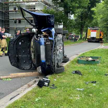 Unfall in Oldenburg: Ein Auto ist an der Straße Hartenkamp gegen einen Baum geprallt.
