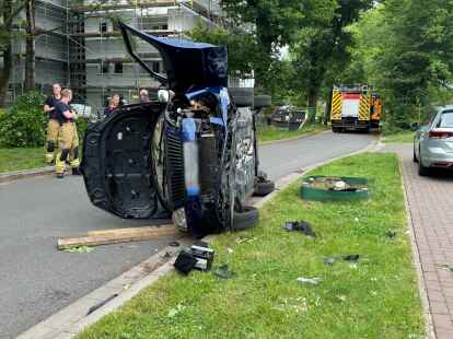 Unfall in Oldenburg: Ein Auto ist an der Straße Hartenkamp gegen einen Baum geprallt.