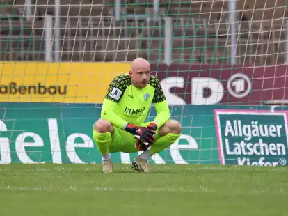 Frustriert: Torwart Felix Dornebusch kniet nach dem verlorenen letzten Saisonspiel mit den Stuttgarter Kickers enttäuscht auf dem Rasen.