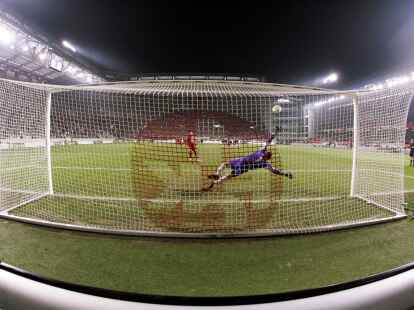 20. Dezember 2005: Ferydoon Zandi (Lautern) trifft mit seinem Elfmeter gegen Torwart Dimo Wache (Mainz) die Unterkante der Latte und der Ball landet vermutlich im Tor, der Treffer wird aber nicht gegeben. Jetzt dr&uuml;ckt der Emder Lautern im Pokalfinale gegen Leverkusen die Daumen.