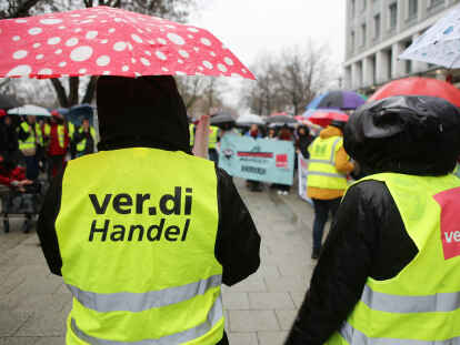Im Tarifstreit des Einzelhandels hatte die Gewerkschaft Verdi Beschäftigte in Niedersachsen unmittelbar vor Weihnachten zum Warnstreik aufgerufen. Nun gibt es eine Einigung.