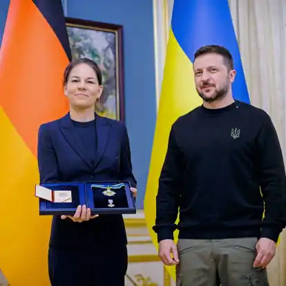 Der ukrainische Präsident Wolodymyr Selenskyj zeichnete Außenministerin Annalena Baerbock mit dem Jaroslaw-Orden aus.