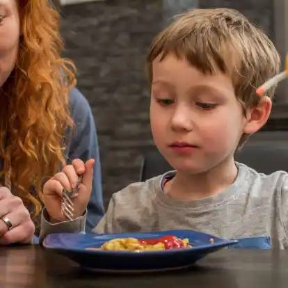 Auch wenn zu Hause die Regeln beim Essen nicht so streng sind, sollten Eltern ihren Kindern beibringen, dass es im Restaurant oder bei Feierlichkeiten förmlicher zugeht.