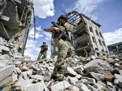 Ukrainische Soldaten im Einsatz: Seit 819 Tagen verteidigen sie ihr Land gegen den russischen Angriffskrieg.